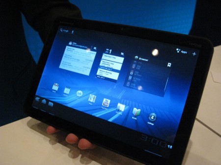 Motorola выпустит 800 000 планшетников Xoom. Фото.