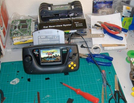 Модифицированная игровая консоль стала портативным домом для N64. Фото.