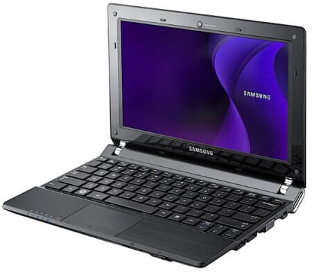 Нетбук Samsung N230 весит меньше кило. Фото.