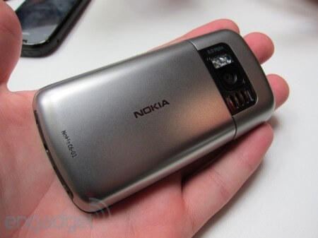Корпус Nokia C6-01 будет сделан из переработанного металла. Фото.
