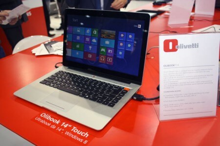 Экран лэптопа Olivetti Olibook T14 Touch под управлением ОС Windows 8 распознает до 5 прикосновений одновременно. Фото.