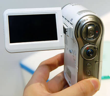 Panasonic HDC-SD7 меньше всех. Фото.