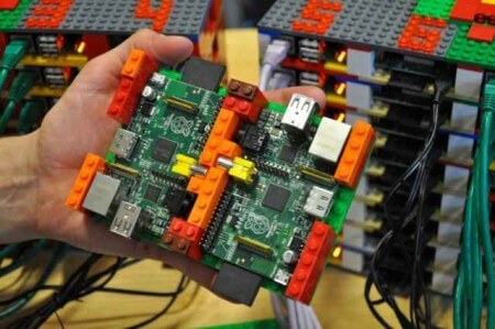 В Великобритании сделали суперкомпьютер из конструктора LEGO и Raspberry Pi. Фото.