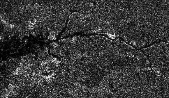 На спутнике Сатурна нашли «реку Нил». Фото.
