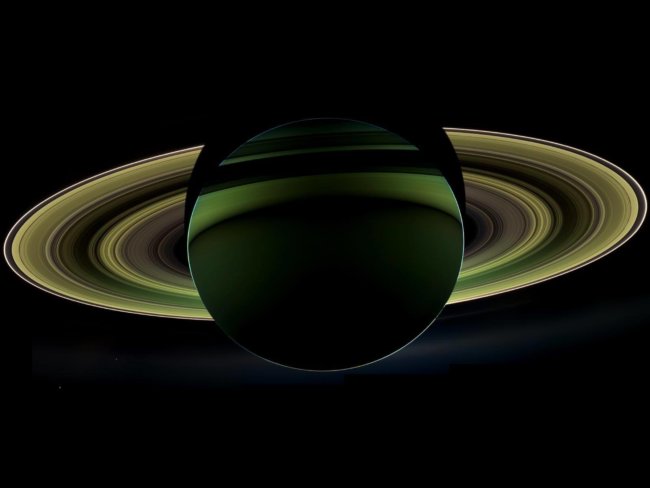 Темная сторона Сатурна: впечатляющее фото газового гиганта. Фото.