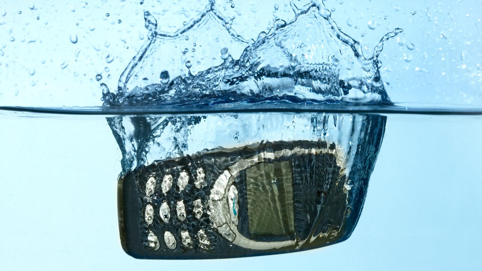 Смартфон упал в воду