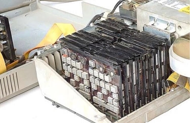#чтиво | IBM Portable PC 5100. Первый самодостаточный компьютер Земли. Обратите внимание на печатные платы. Большая часть интегральных схем отличается необычным фирменным «айбиэмовским» серебристым цветом. Фото.