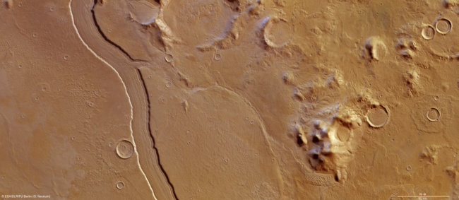 На Марсе обнаружена гигантская река. Фото.