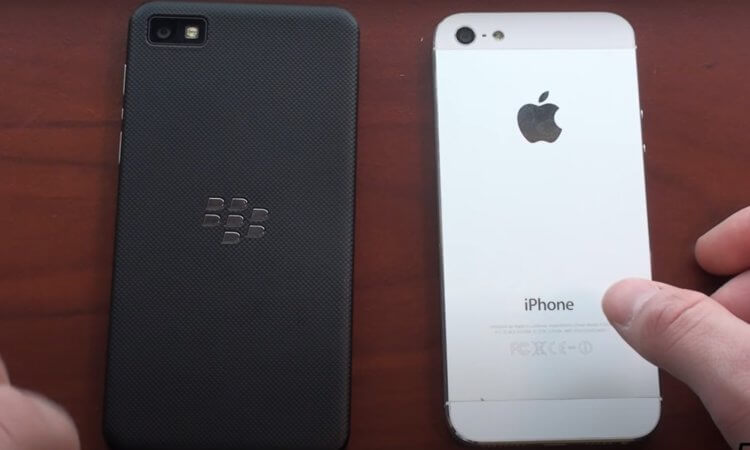 Сравниваем Blackberry Z10 и iPhone 5. Blackberry больше, чем iPhone. Фото.
