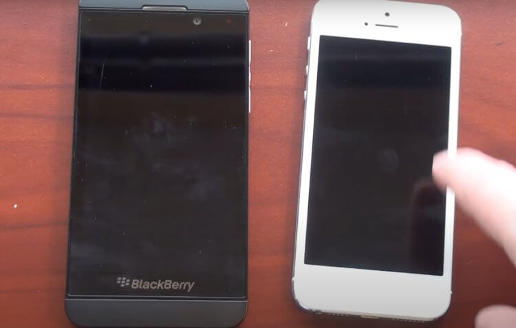 Сравниваем Blackberry Z10 и iPhone 5. Соответственно, дисплей у Blackberry тоже больше. Фото.