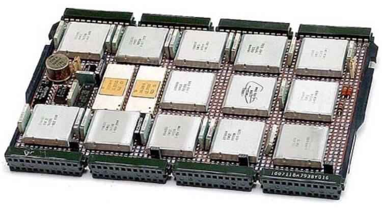#чтиво | IBM Portable PC 5100. Первый самодостаточный компьютер Земли. Центральный процессор не был единой деталью (как нам это привычно), а представлял собою своего рода «набор» из пятнадцати отдельных чипов. Фото.