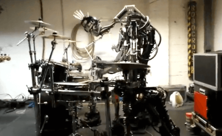 Видео дня: рок-группа из роботов играет в стиле хеви-метал. Роботы играют рок. Фото.