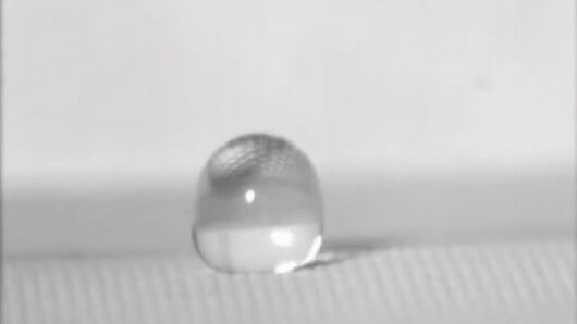 Новый вид нанопокрытия защитит практически от любой жидкости. Фото.