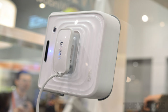 #CES | Робот Winbot 7 — идеальный помощник для мойки окон. Фото.