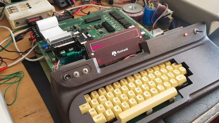 #чтиво | Rockwell AIM 65. Прародитель модных гаджетов. Это тоже компьютер, пусть он и похож на печатную машинку. Фото.