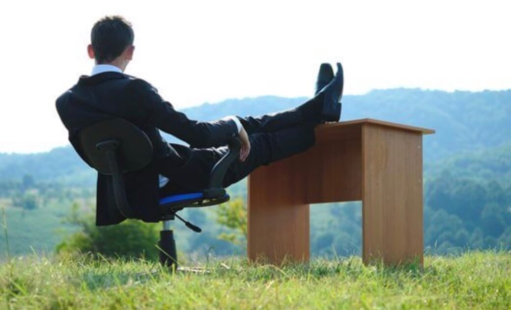 Ухудшение умственного здоровья от постоянной работы в офисе. Иногда надо просто немного подвигаться в перерыве, чтобы жизнь стала лучше. Фото.