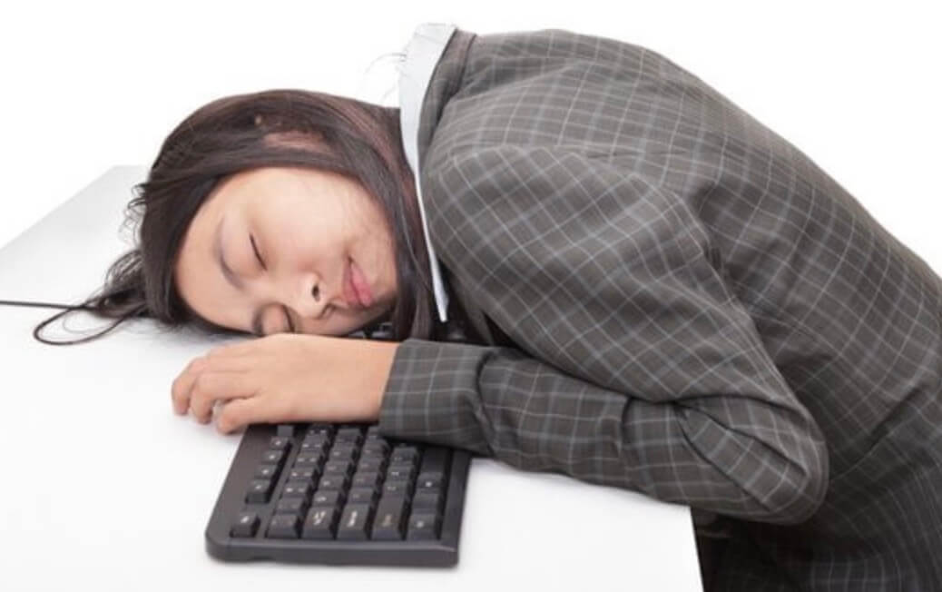 Ожирение и метаболический синдром. Некоторые люди буквально живут в офисе, но это неправильно. Фото.