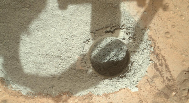 «Кьюриосити» пробурил на Марсе дырку. Фото.