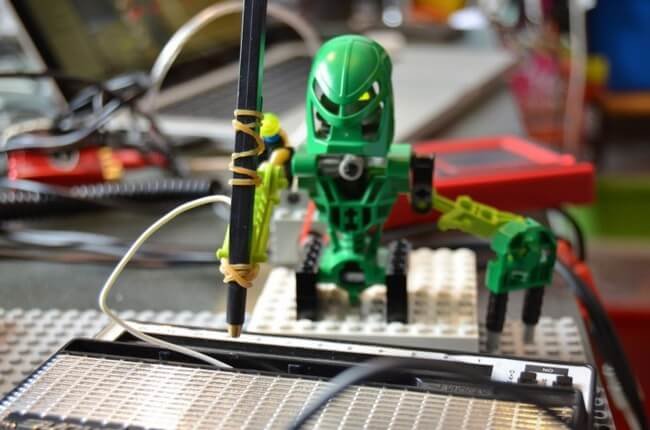 Видео дня: первая в мире группа из роботов LEGO. Фото.