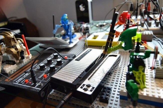 Видео дня: первая в мире группа из роботов LEGO. Фото.