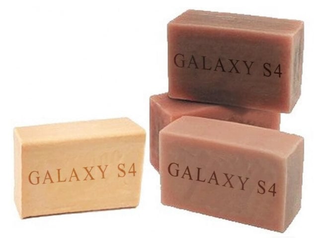 Samsung Galaxy S4: пластмасса, глянец, мыло и ширпотреб. Фото.