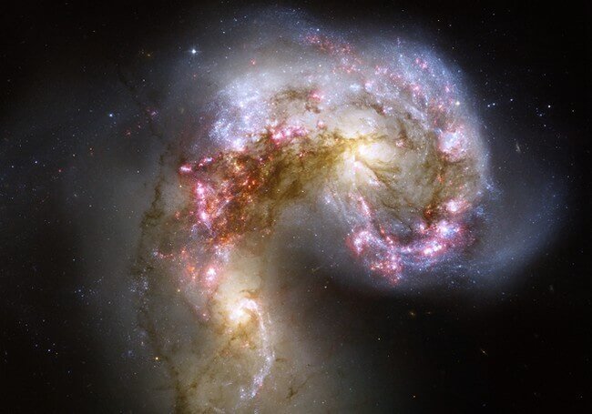 Ученые раскрыли одну из тайн галактик со вспышкой звездообразования. Фото.