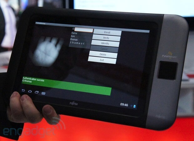 Fujitsu показала планшет со встроенным сканером отпечатков ладоней. Фото.