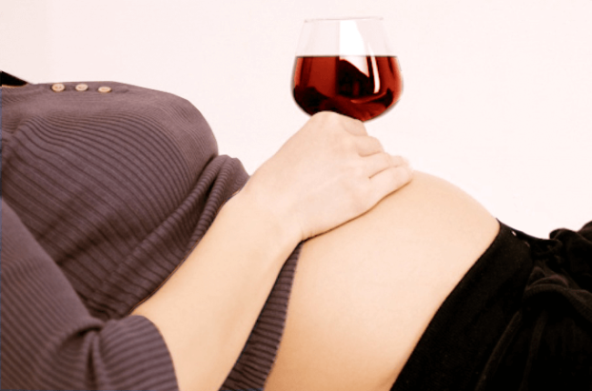 Легкие алкогольные напитки во время беременности не влияют на развитие ребенка. Фото.
