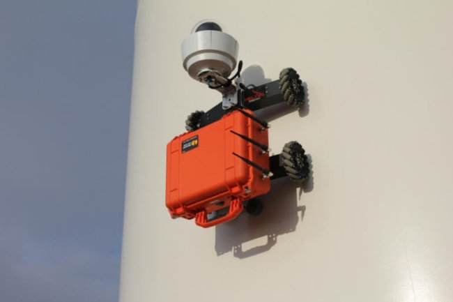 Робот-скалолаз для безопасной проверки ветряных установок. Фото.