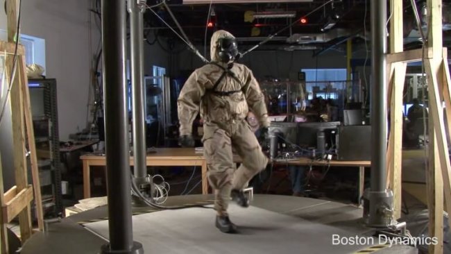 Робот PETMAN создан для тестирования химзащитной одежды. Фото.