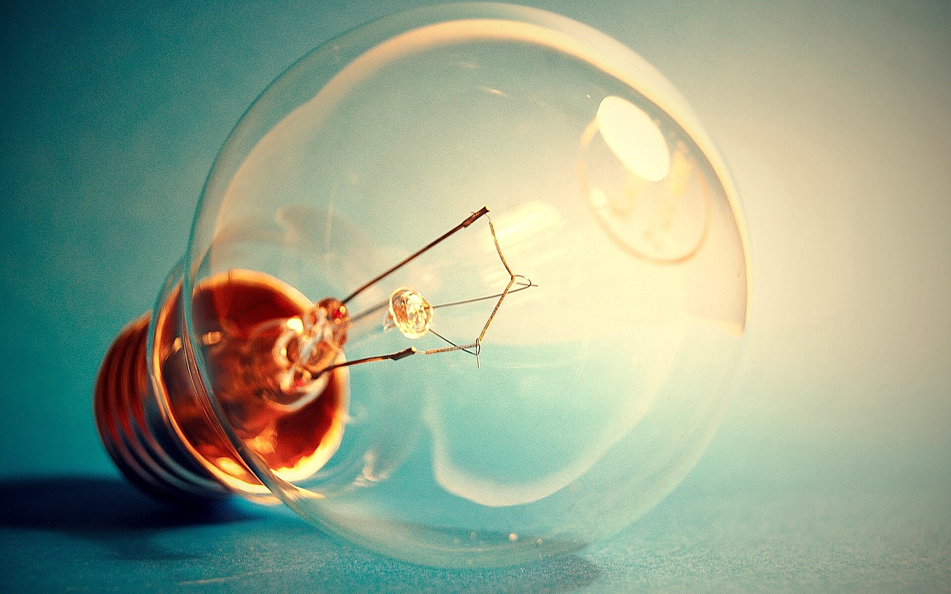 Томас Эдисон изобрел лампу накаливания