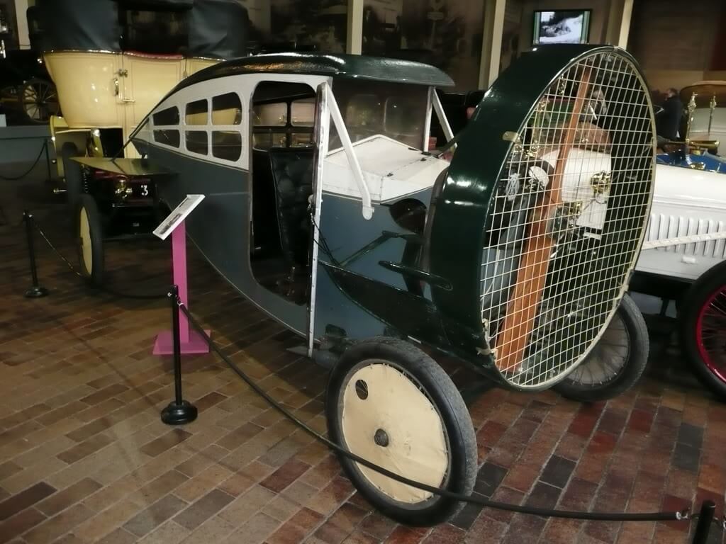 Автомобиль с пропеллером