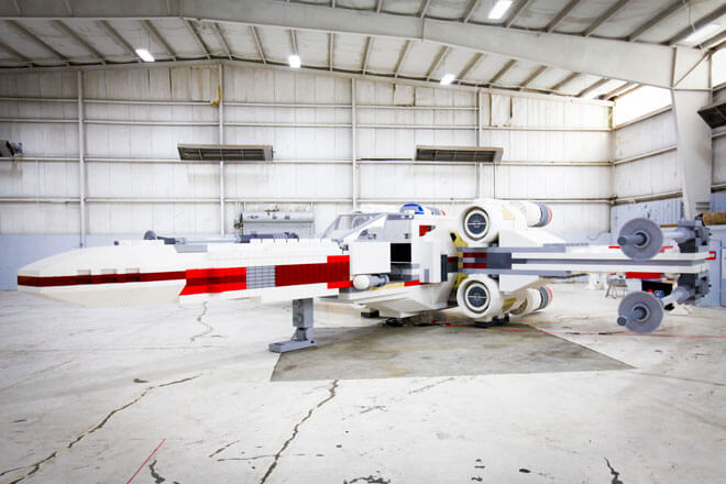 Истребитель X-Wing из «Звездных войн» состоит из 5 млн кубиков LEGO. Фото.