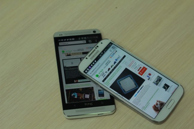 Один на один: Galaxy S4 против HTC One. Фото.