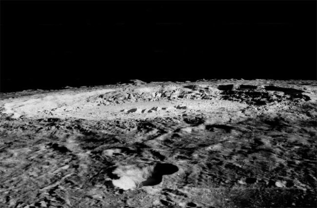 В лунных кратерах обнаружили инопланетный мусор. Фото.