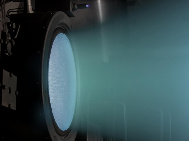 Новый ионный ракетный двигатель NASA поставил рекорд времени работы. Фото.