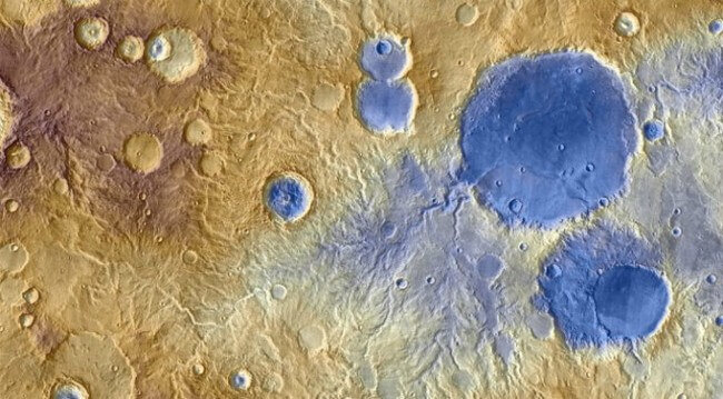 Речные русла на Марсе образовались в результате таяния снега. Фото.