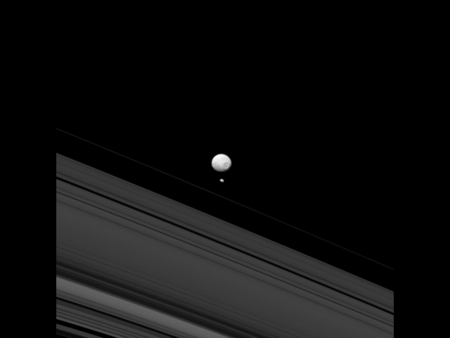 #фото дня | Два спутника Сатурна в одном кадре. Фото.