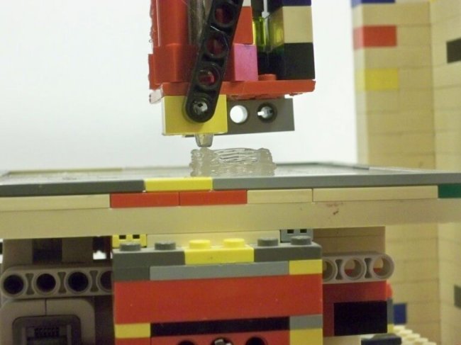Студент собрал 3D-принтер из LEGO. Фото.