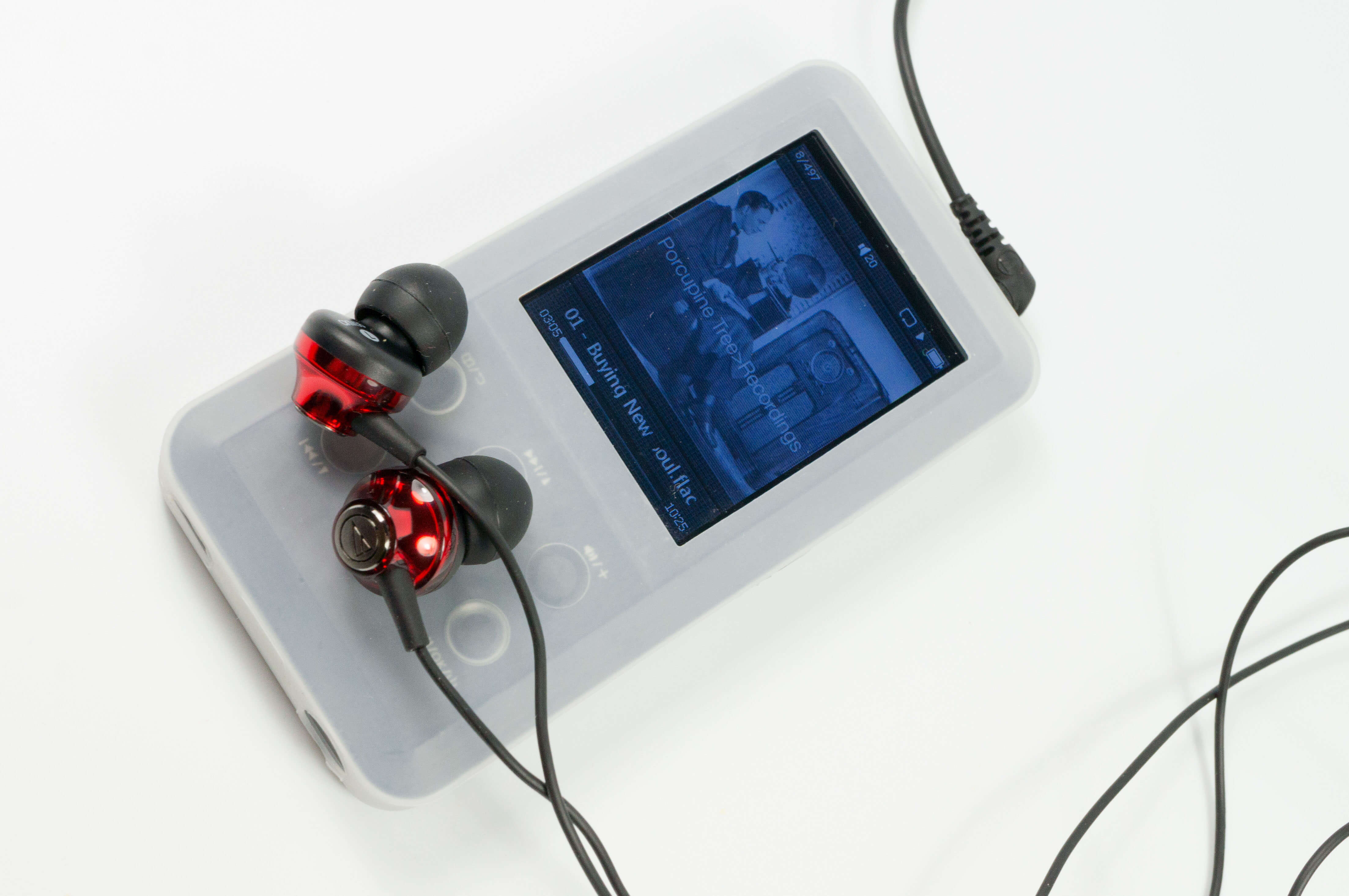 С наушниками CKM-55