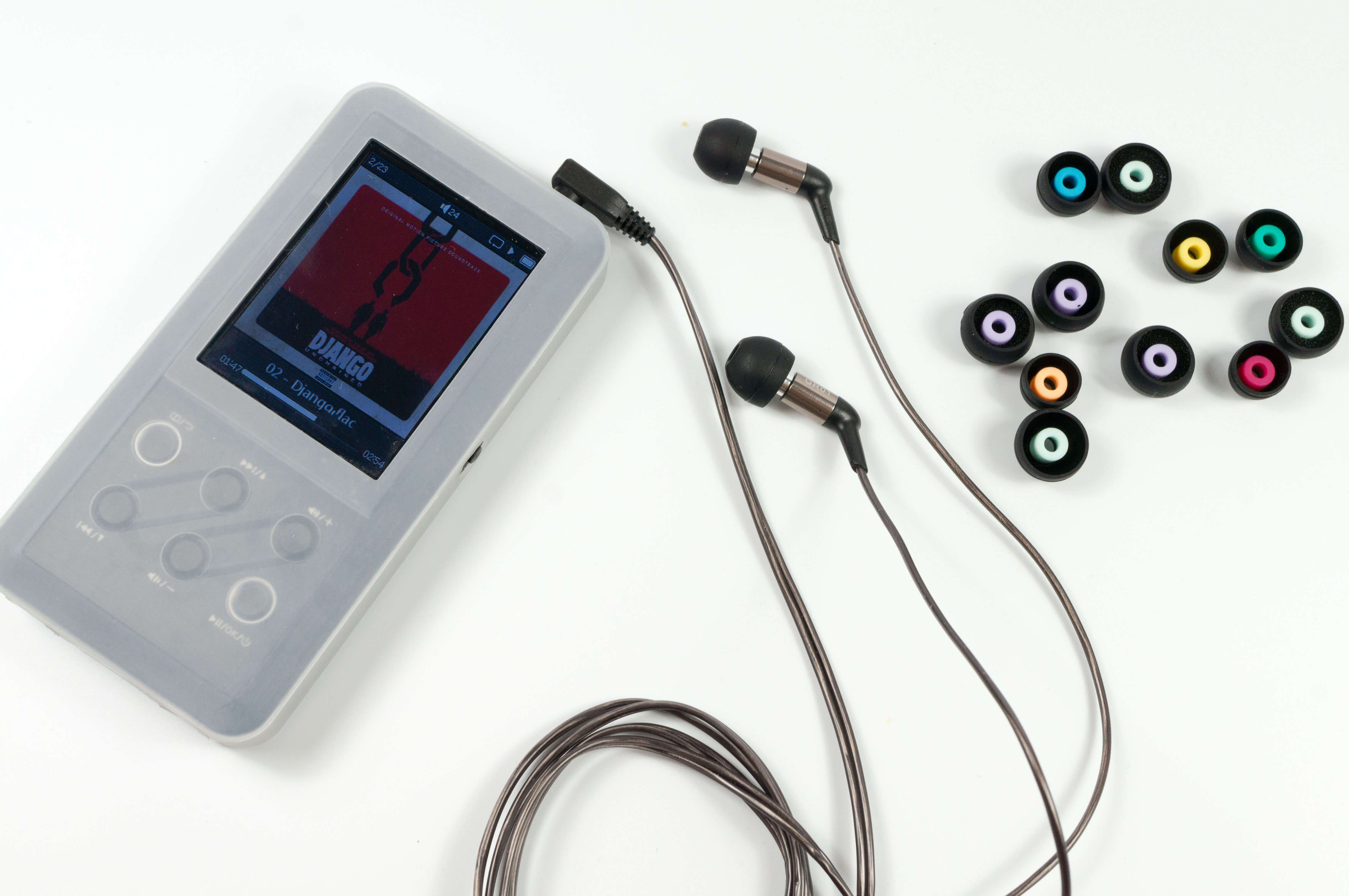 С наушниками GR-01