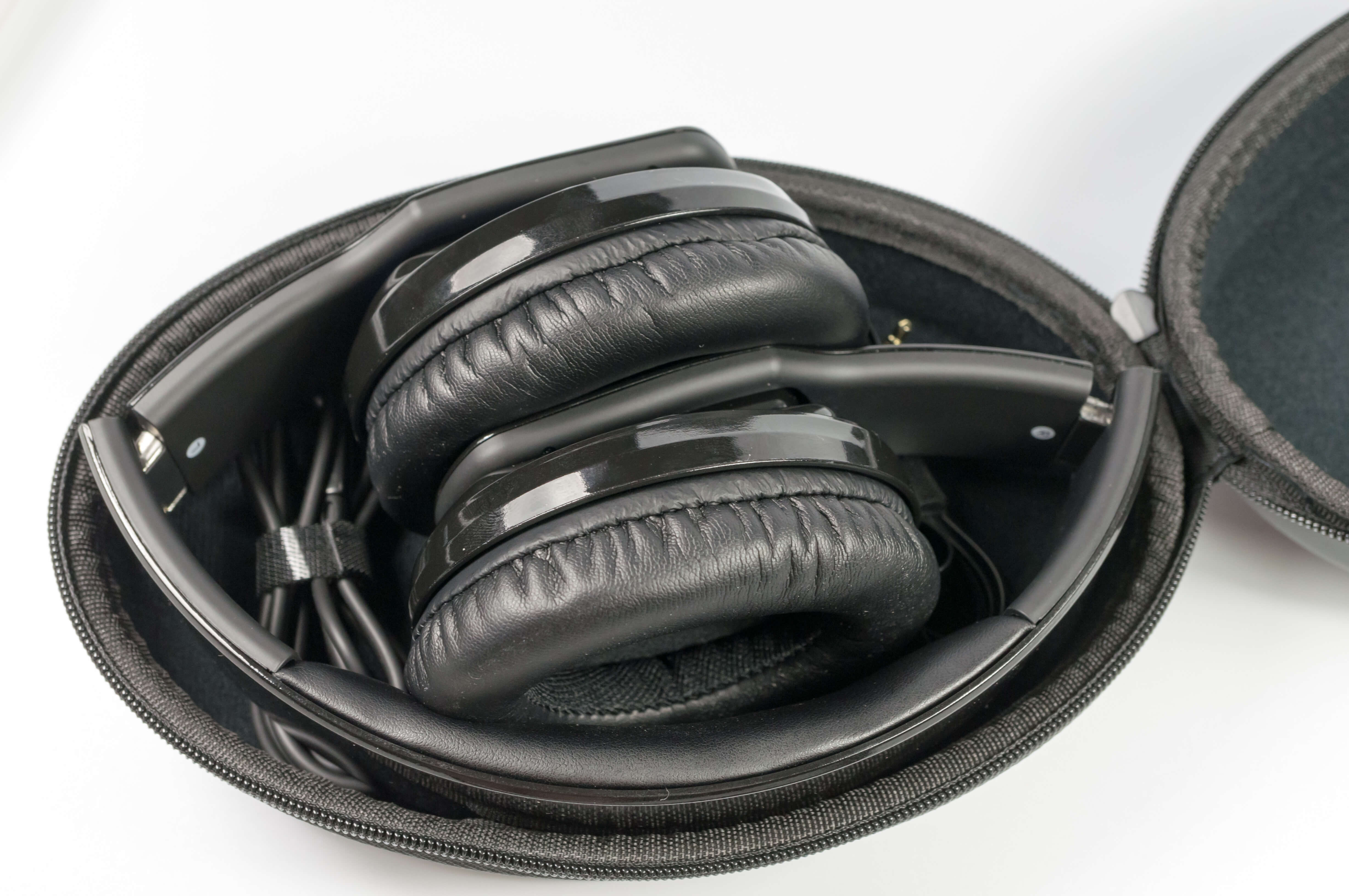 Наушники в чехле