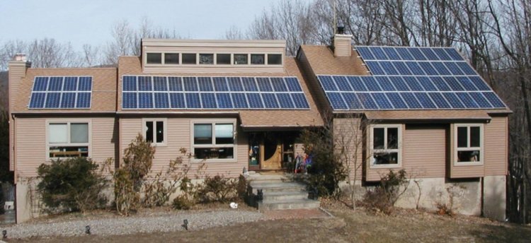 Солнечная батарея на доме