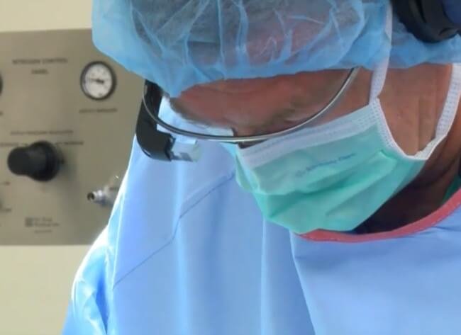 Google Glass использовали для трансляции хирургической операции. Фото.