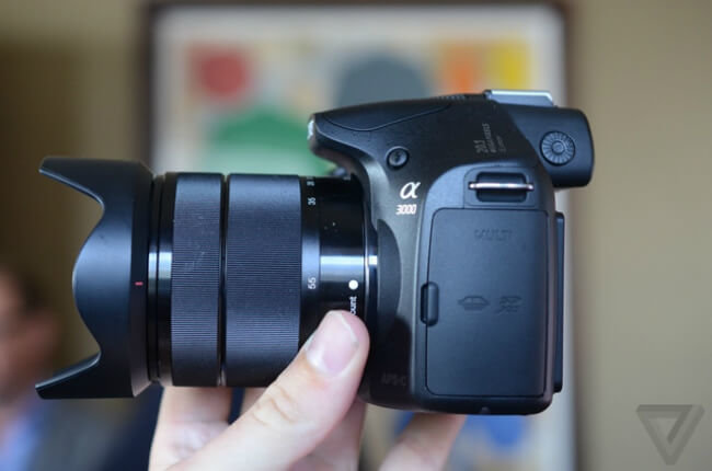 Sony объединила беззеркальную камеру и DSLR в один аппарат. Фото.