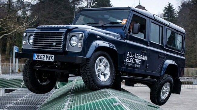 Полностью электрический Land Rover Defender прошел свои первые испытания. Фото.