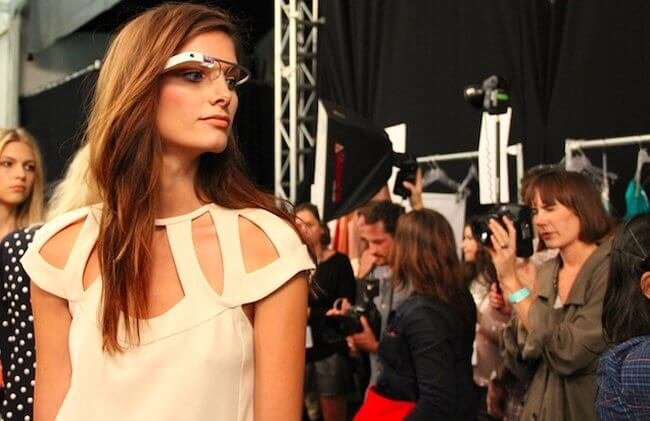 Производство Google Glass может быть поручено Motorola. Фото.