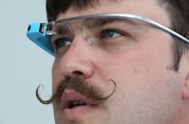 На Google Glass обещают низкую цену. Фото.