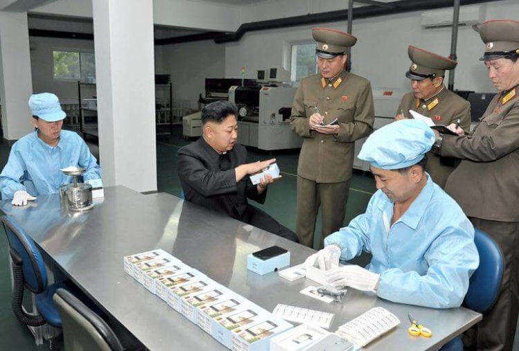 kim-inspects-north-korea-smartphone_0