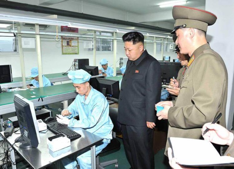 kim-inspects-north-korea-smartphone_2